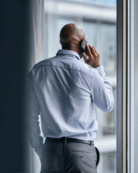 avo_team_Candid_business_photo_of_a_professional_in_a_modern_of_a4fbe328-2b3f-441b-9077-f65043a56e13