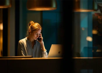 Live-receptionist-vs-ai-chatbot-when-humna-answering-still-wins