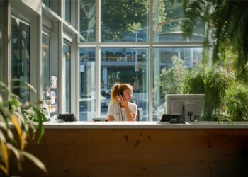 Live Receptionist vs Answering Service- Which One Is Better for Your Business